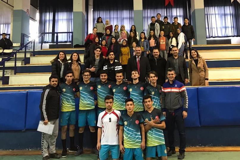 Aydın'da kapalı spor salonu olmayan tek ilçe olan Karpuzlu'da eğitim alan öğrenciler spor müsabakalarında almış oldukları başarılar ile göz doldurmaya devam ediyor.