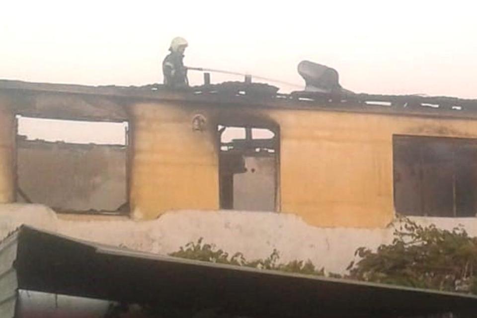 Çine'nin Karakollar Mahallesindeki iki katlı binada çıkan yangın ile alevlere teslim olan ev kullanılmaz hale geldi.