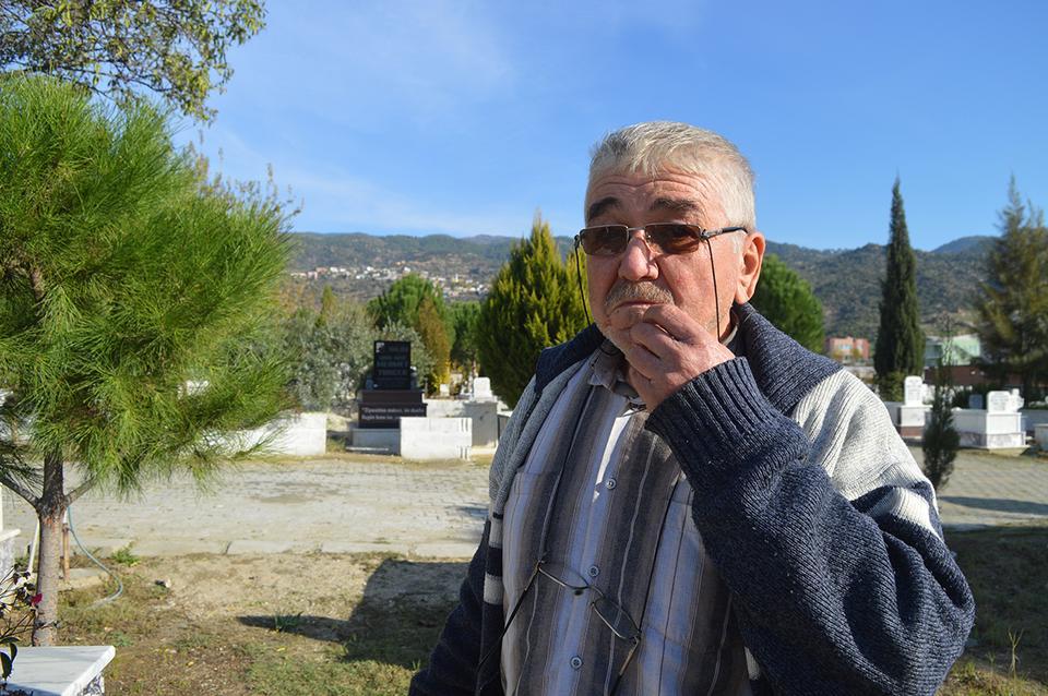 Çine'de yaşayan Yaşar Uysal, 7 sene önce mezarlığa diktiği çam ağacının kökünden kesildiğini görünce gözyaşlarına hakim olamadı.