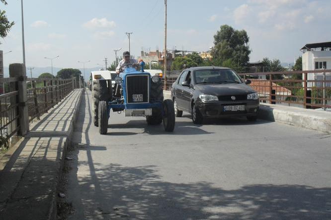 İtalyan Köprüsü'ndeki darlık nedeniyle yaya ve araç trafiğinde sıkıntı yaşanıyor.