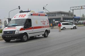 Çine'de hasta taşıyan ambulansa otomobil çarptı. Kazada yaralanan olmaz iken ambulansta bulunan hasta bir diğer ambulans ile hastaneye gönderildi.