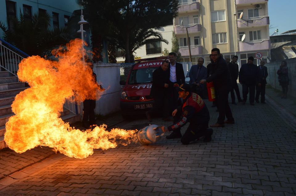 Çine Kaymakamlık ve Çine İlçe Milli Eğitim Müdürlüğü personeline yangın anında ilk ne yapılması gerektiği ve olası bir yangın sırasında alınacak önlemler hususunda bilgiler verildi.