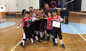 Aydın'ın kapalı spor salonu olmayan tek ilçesi Karpuzlu'nun Şehit Şenol Akar Ortaokulu küçük erkekler voleybol turnuvasında il birincisi olarak Aydın'ı temsil etme hakkını kazandı.