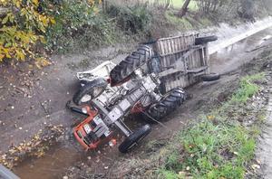 Karpuzlu ilçesinde traktörün devrilmesi sonucu 1 kişi yaralandı. ( Aydın İtfaiyesi - Anadolu Ajansı )