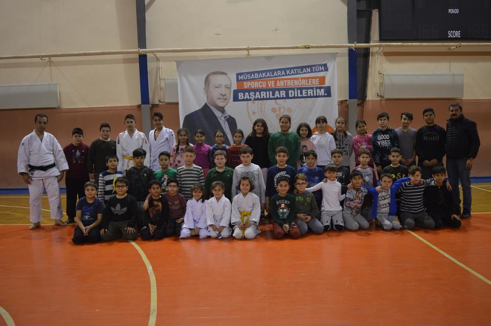 Çine Gençlik ve Spor Müdürlüğü tarafından açılan judo kursu yoğun ilgi gördü. Çine Gençlik ve Spor Müdürü Ali Dinçer, çocukların spor yaparak mutlu ve huzurlu olduklarını ifade etti.