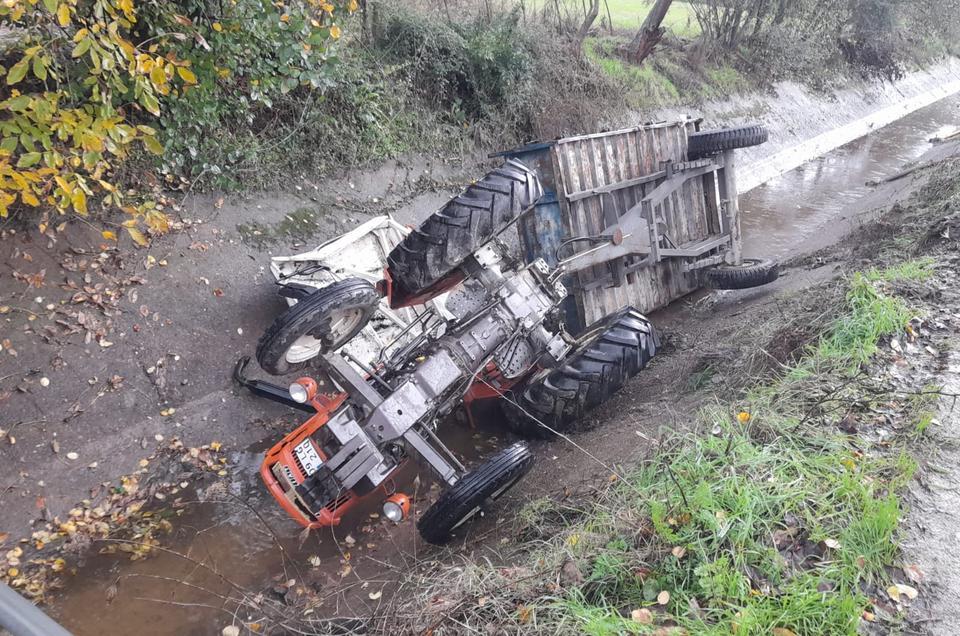 Karpuzlu ilçesinde traktörün devrilmesi sonucu 1 kişi yaralandı. ( Aydın İtfaiyesi - Anadolu Ajansı )