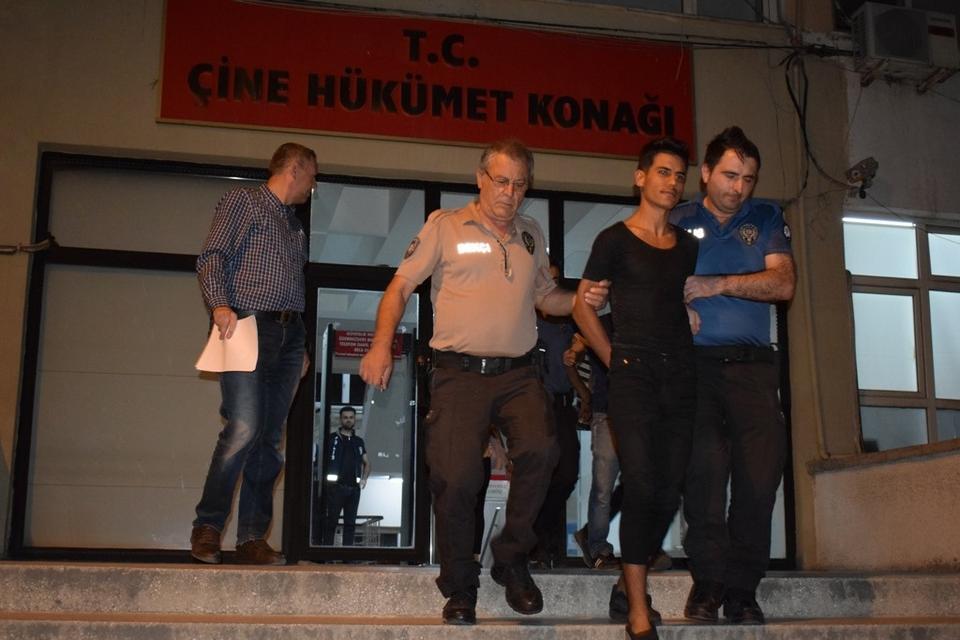Karpuzlu’da nitelikli yağma suçlarından 4 kişi gözaltına alınırken 2 kişi tutuklanarak cezaevine gönderildi.