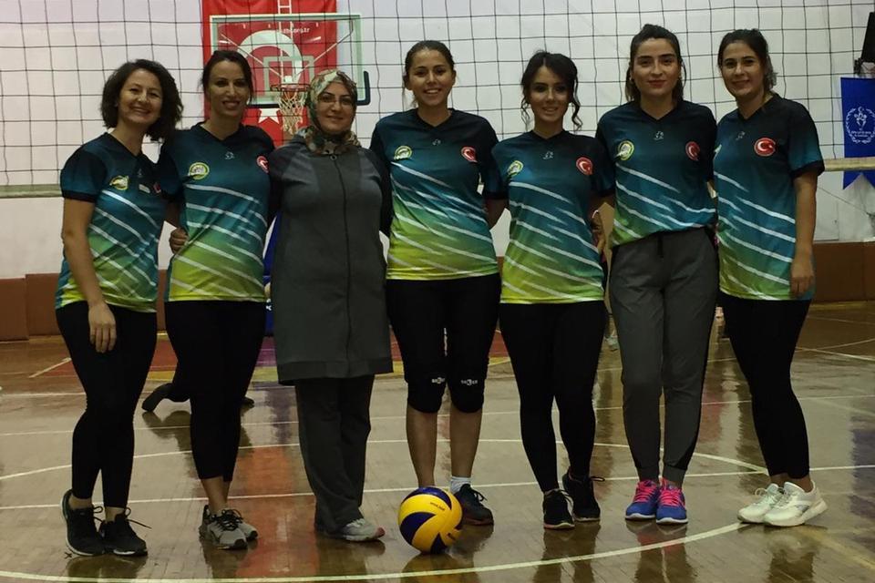 Aydın'da kapalı spor salonu bulunmayan tek ilçe olan Karpuzlu'da kadın öğretmenlerden oluşturduğu voleybol takımı il şampiyonu olarak Aydın'ı bölge birinciliği turnuvasında temsil etme başarısına sahip oldu.