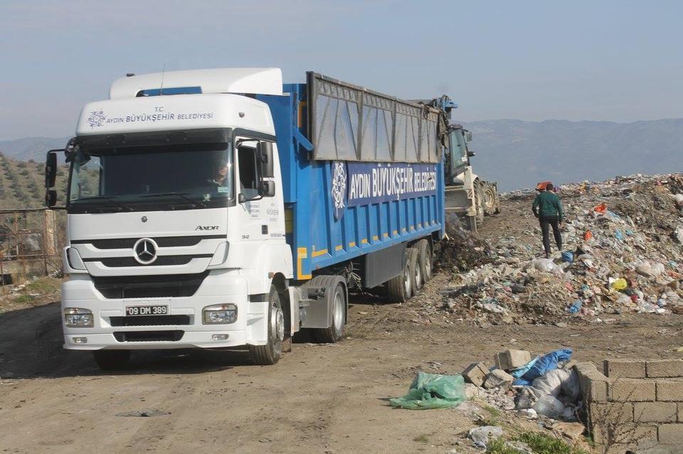 Çine Belediye Başkanı Enver Salih Dinçer, ilçenin çöp ihalesini alan firmanın sorumluluğunu yerine getirmemesi üzere gündeme gelen çöp taşıma hizmeti için Aydın Büyükşehir Belediyesinin iki TIR ile hizmet için destek vereceğini belirtti.