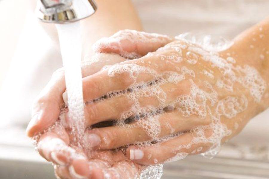 Çine İlçe Sağlık Müdürü Dr. Ensar Uygun, 15 Ekim Dünya El Yıkama Günü kapsamında "Bol su ve sabunla yapılan iyi bir el yıkama işleminin grip, nezle gibi birçok bulaşıcı hastalıktan korunmayı sağladığı bilgisini verdi.