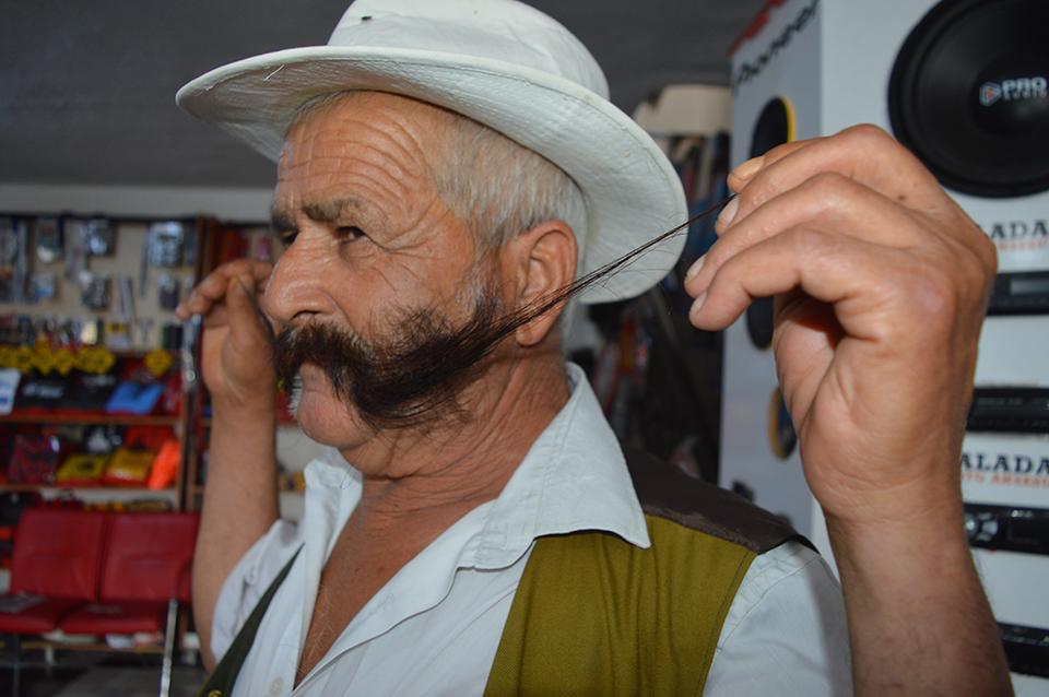 Çine'de aile lakabı 'Köseler' olduğunu ifade eden 66 yaşındaki Hilmi Pir, 1997'den bu yana bıyıklarını hiç kesmiyor. Bugün ise bıyıklarının uzunluğu 75 santim.