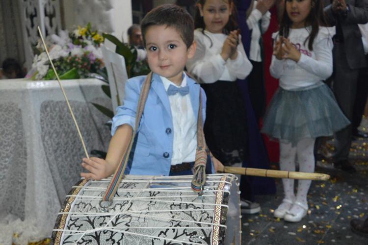 Çineli 3 yaşındaki Süleyman Atkan davul çalıyor. Küçük davulcu görenleri hayrete düşürürken performansı ile takdir topluyor.