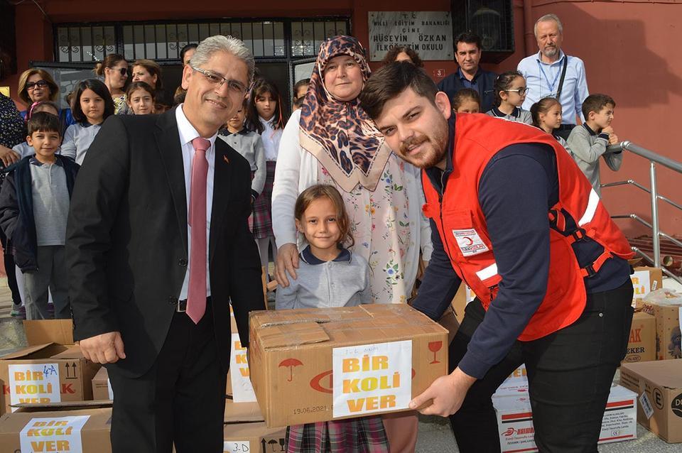 Çine Hüseyin Özkan İlkokulu Kızılay Haftasın nedeniyle anlamlı bir kampanyaya imza attı. Öğrenciler oluşturdukları gıda yardım kolilerini ihtiyaç sahibi kişilere ulaştırılması için Kızlay'a bağışladı.