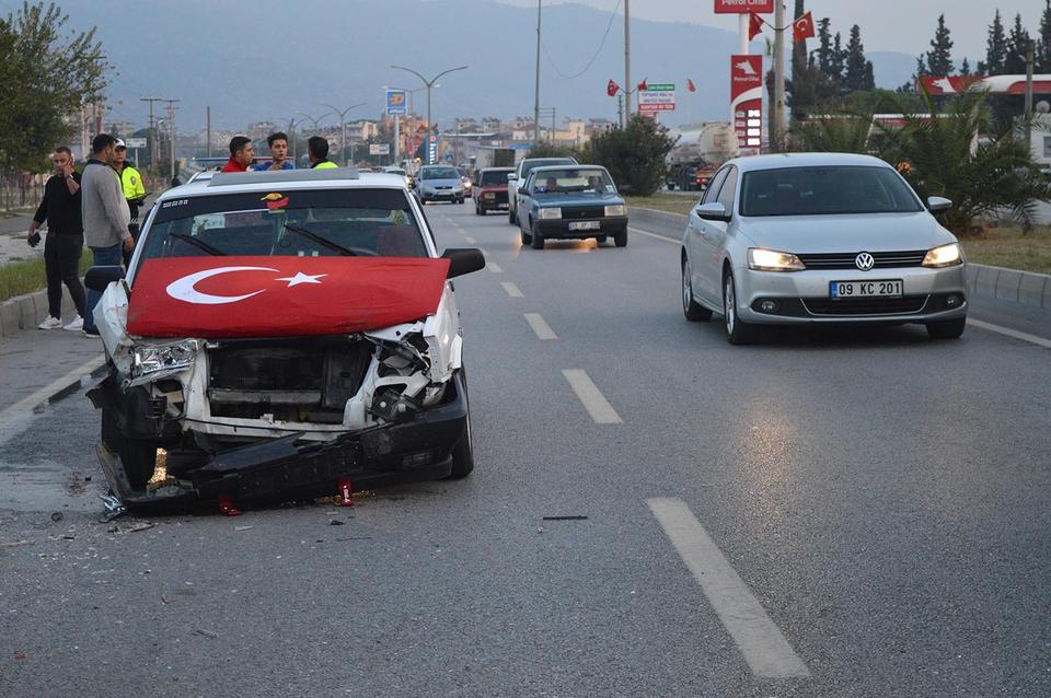 Çine Adnan Menderes Bulvarında meydana gelen trafik kazasında araçlar kullanılmaz hale gelirken kimsenin yara almaması sevindirdi.