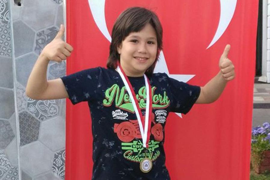 Çine'de yaşayan 13 yaşındaki Doruk Efe Teker, satranç turnuvalarındaki başarıları ile takdir toplamaya devam ederken son olarak Aydın'da gerçekleştirilen satranç turnuvasında il üçüncüsü olma başarısını elde etti.