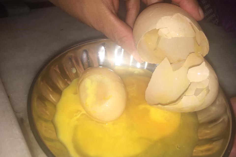 Çine'nin Akçaova Mahallesi'nde yaşayan 75 yaşındaki Elif Madran'ın beslediği tavuklardan birinin yumurtasının içinden bir yumurta daha çıktı.