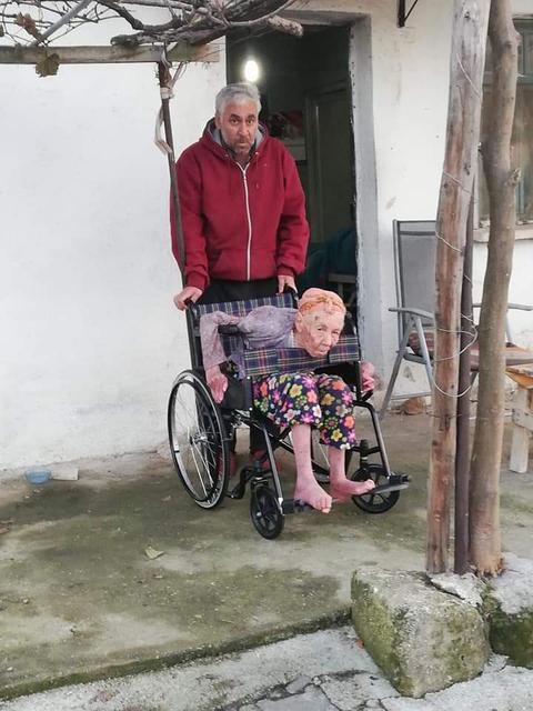 25 yıldır yatalak olarak hayatını devam ettiren 70 yaşındaki Nadire Gültin'e ise tekerlekli sandalye hediye edildi.