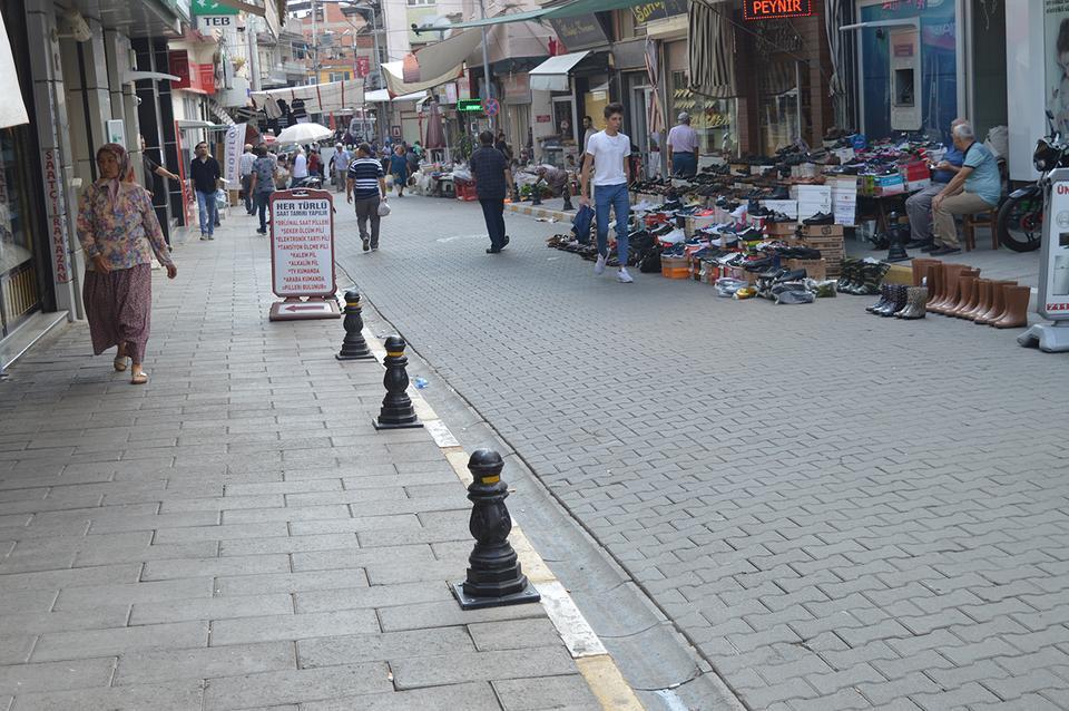 Çine'de şehir merkezinde kaldırımlar yeniden gündeme gelirken belediye meclisi kaldırım işgalleri konusunda çalışma başlattı.