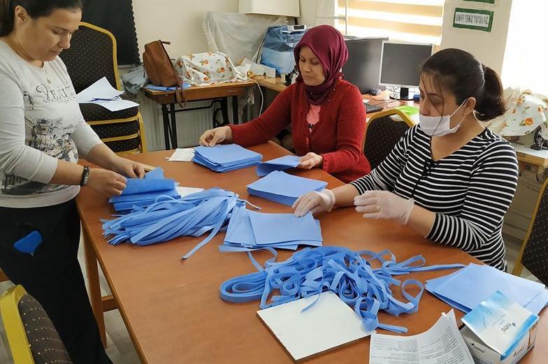 Karpuzlu’da kadınlar sağlık, belediye ve kolluk kuvvetlerinin koronavirüsten korunabilmeleri amacıyla kullanacakları maskenin üretimine başladı.