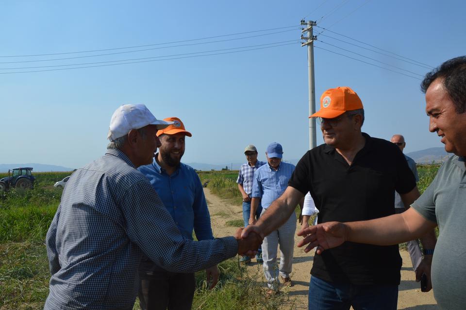 AK Parti Aydın Milletvekili Rıza Posacı, Çine’de domates üretiminin makineli hasadı yapılan arazide incelemede bulundu. Domates üreticisi Mehmet Gönezer (57), “Çiftçiler olarak teknolojiyi takip ediyoruz ve bu sayede üretici artık para kazanıyor” dedi.