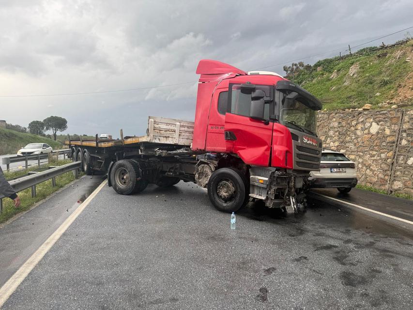 Aydın'da tır yoldan çıktı, bariyerleri aştı