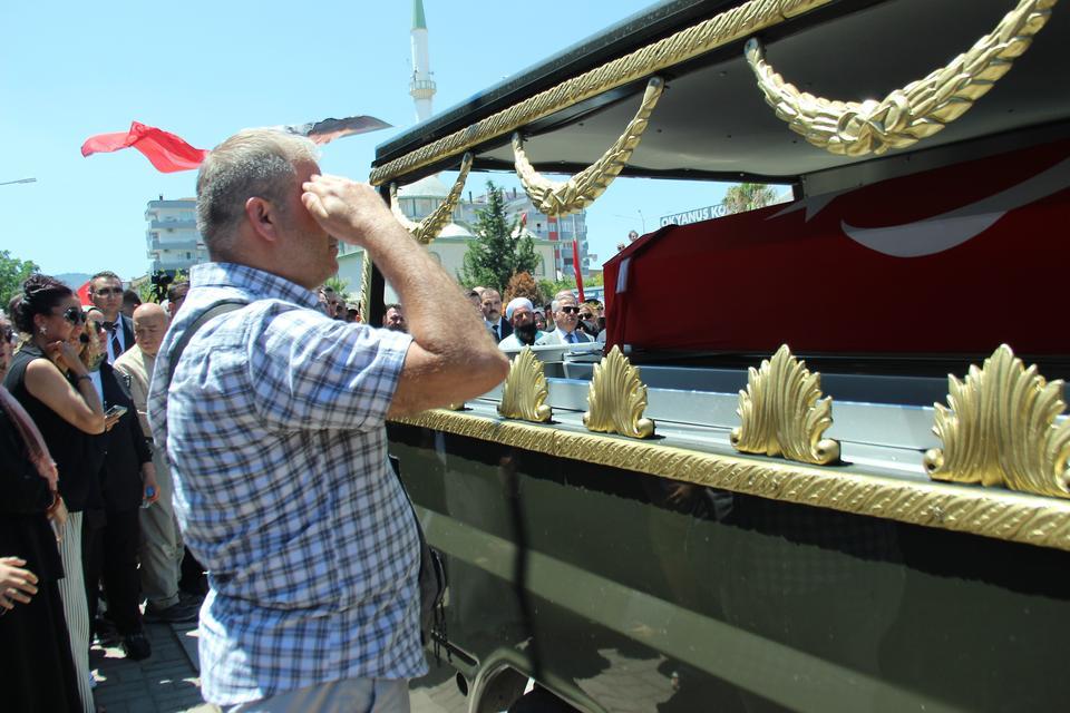 İZMİR, ŞEHİT ÜSTEĞMEN EGE AKAR'I DUALARLA SON YOLCULUĞUNA UĞURLADI ŞEHİT ANNESİNDEN SON VEDA: "HAKKIM HELAL YAVRUM"