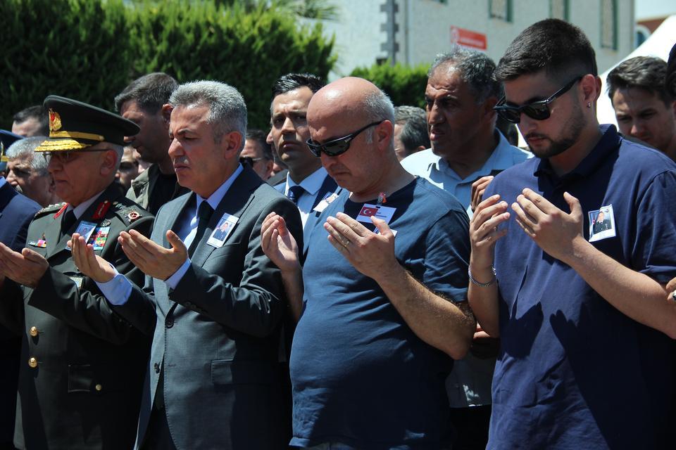 İZMİR, ŞEHİT ÜSTEĞMEN EGE AKAR'I DUALARLA SON YOLCULUĞUNA UĞURLADI ŞEHİT ANNESİNDEN SON VEDA: "HAKKIM HELAL YAVRUM"