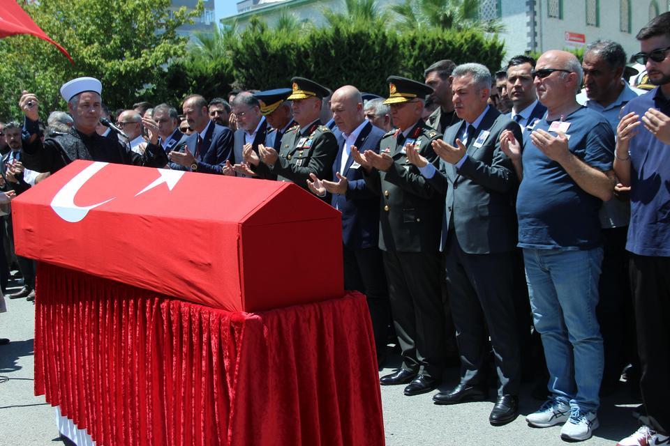 İZMİR, ŞEHİT ÜSTEĞMEN EGE AKAR'I DUALARLA SON YOLCULUĞUNA UĞURLADI ŞEHİT ANNESİNDEN SON VEDA: "HAKKIM HELAL YAVRUM"