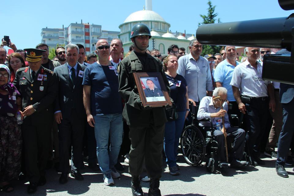 İZMİR, ŞEHİT ÜSTEĞMEN EGE AKAR'I DUALARLA SON YOLCULUĞUNA UĞURLADI ŞEHİT ANNESİNDEN SON VEDA: "HAKKIM HELAL YAVRUM"