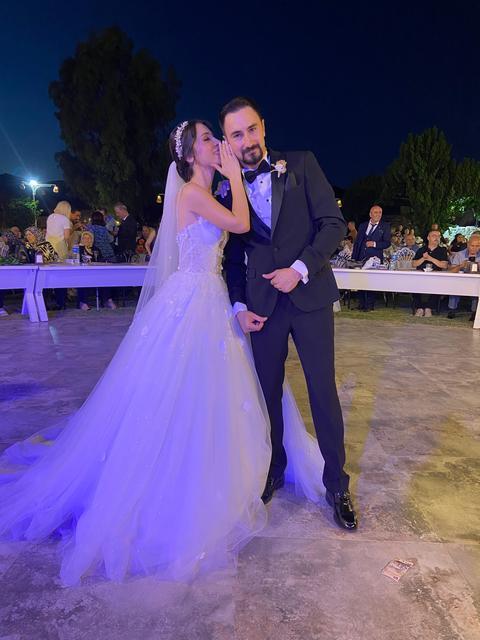 ÇOCUKKEN SÖZ VERDİLER BÜYÜYÜNCE SÖZLERİNİ TUTTULAR 27 YIL ÖNCE SOKAKTA OYNARKEN ÇEKTİRDİKLERİ FOTOĞRAFIN AYNISINI 27 YIL SONRA GELİNLİK VE DAMATLIKLA ÇEKTİRDİLER