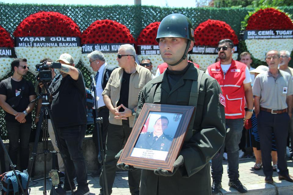 İZMİR, ŞEHİT ÜSTEĞMEN EGE AKAR'I DUALARLA SON YOLCULUĞUNA UĞURLADI ŞEHİT ANNESİNDEN SON VEDA: "HAKKIM HELAL YAVRUM"