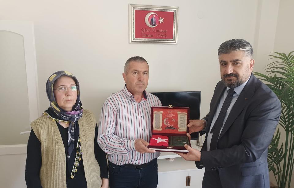 Aydın’ın Çine İlçesi’nde bulunan şehit ailelerini ziyaret eden Aile ve Sosyal Hizmetler İl Müdürü Abdullah Kömürcüoğlu, şehit anne ve babasının acısına ortak oldu.