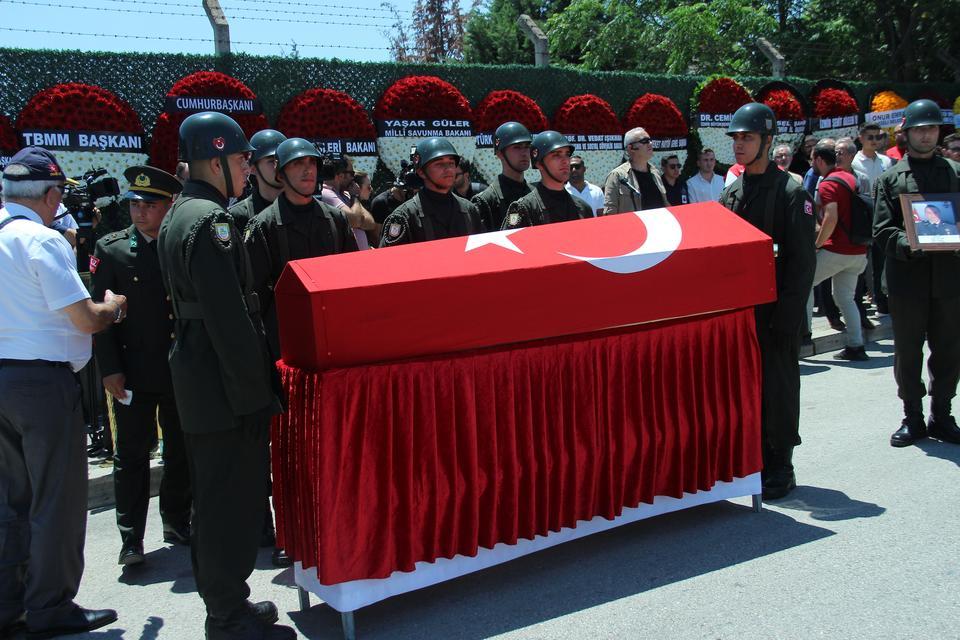 İZMİR, ŞEHİT ÜSTEĞMEN EGE AKAR'I DUALARLA SON YOLCULUĞUNA UĞURLADI ŞEHİT ANNESİNDEN SON VEDA: "HAKKIM HELAL YAVRUM"