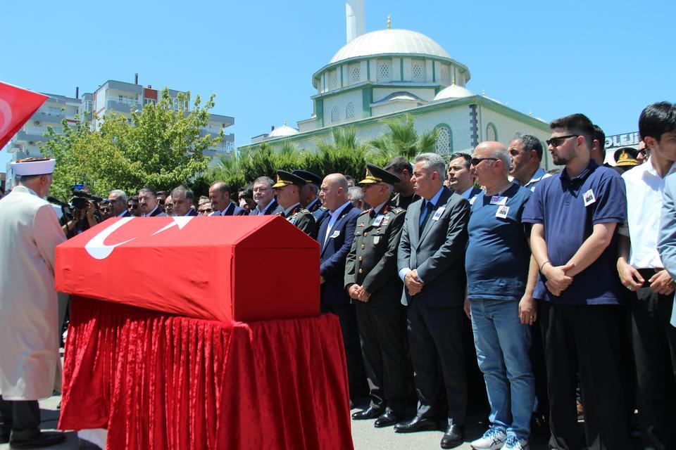 İZMİR, ŞEHİT ÜSTEĞMEN EGE AKAR'I DUALARLA SON YOLCULUĞUNA UĞURLADI ŞEHİT ANNESİNDEN SON VEDA: "HAKKIM HELAL YAVRUM"