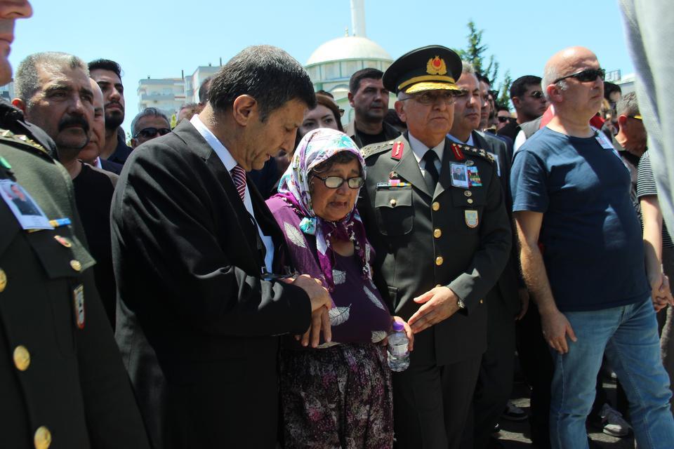 İZMİR, ŞEHİT ÜSTEĞMEN EGE AKAR'I DUALARLA SON YOLCULUĞUNA UĞURLADI ŞEHİT ANNESİNDEN SON VEDA: "HAKKIM HELAL YAVRUM"