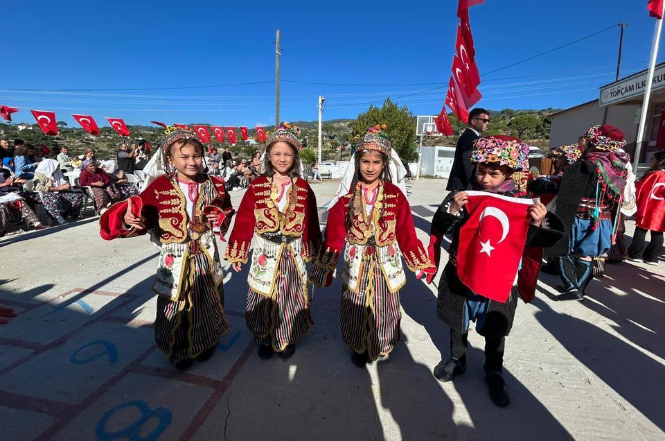Topçam İlkokulu’nda Cumhuriyet Bayramı büyük bir heyecanla kutlandı