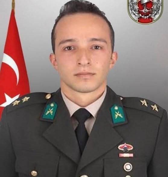 İZMİR, ŞEHİT ÜSTEĞMEN EGE AKAR'I DUALARLA SON YOLCULUĞUNA UĞURLADI ŞEHİT ANNESİNDEN SON VEDA: "HAKKIM HELAL YAVRUM"