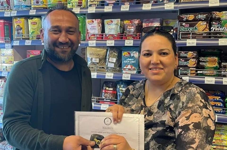 (Fotoğraf: Eski Muhtar Eray Erbaş Mührü yeni Muhtar seçilen Emine Özkan'a Muhtarlık mührünü teslim ederken)