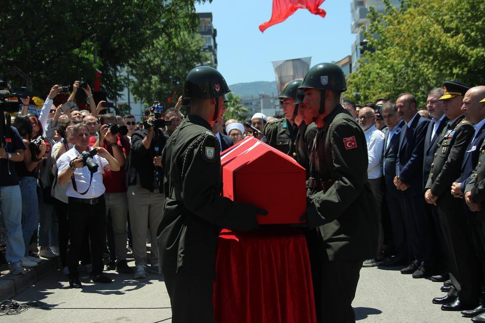 İZMİR, ŞEHİT ÜSTEĞMEN EGE AKAR'I DUALARLA SON YOLCULUĞUNA UĞURLADI ŞEHİT ANNESİNDEN SON VEDA: "HAKKIM HELAL YAVRUM"