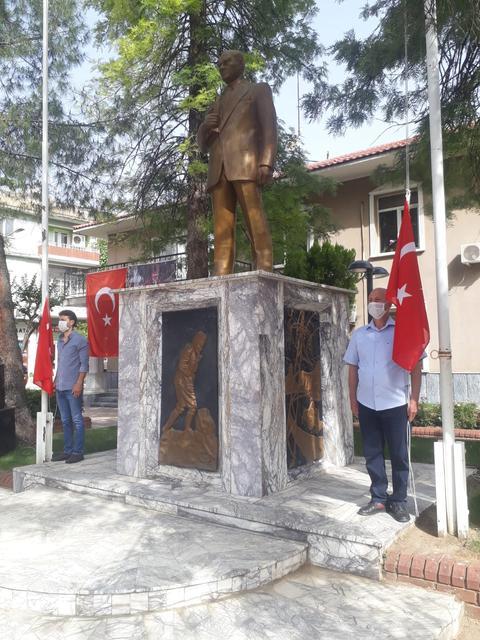 Çine'de 19 Mayıs Atatürk'ü Anma Gençlik ve Spor Bayramı nedeniyle tören gerçekleştirildi. Atatürk Büstü önüne çelenk bırakılırken saygı duruşunun ardından İstiklal Marşı okundu.