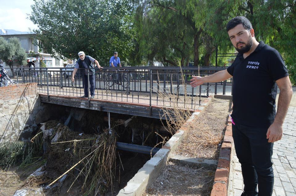 Ahmet Sever, Kumcuk Çayı üzerindeki köprülerin altlarından geçen ancak zeminin üstünde bulunan boruların zemin altına alınmasını istedi.