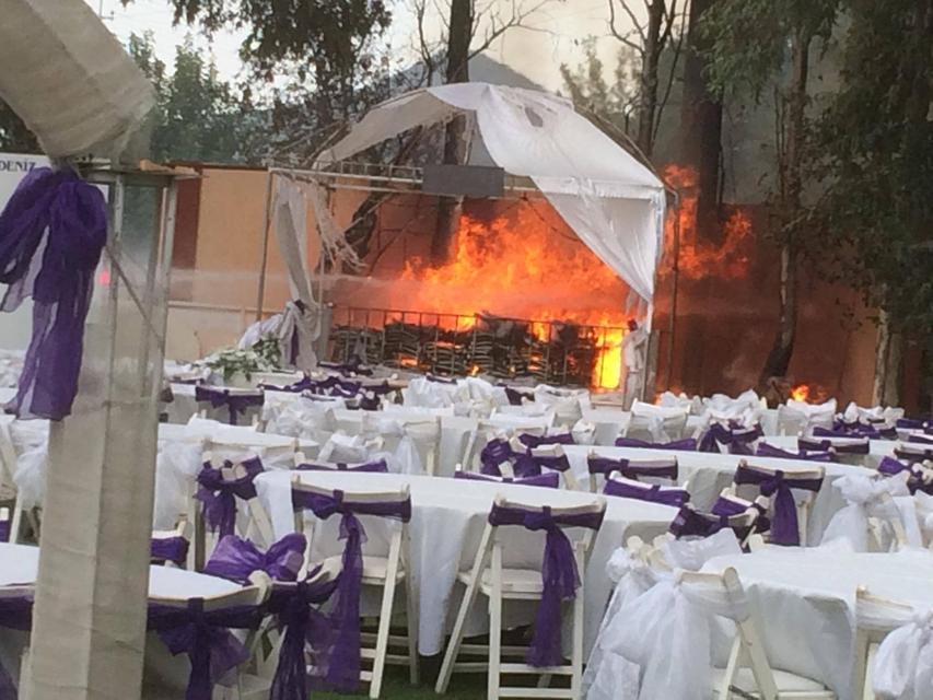 Çine'de bir kır düğün bahçesinde çıkan yangında, 350 adet sandalye yandı.