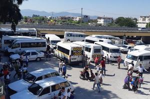Çine Atatürk İlkokulu önüne park edilen araçlar nedeniyle yaşanan trafik sıkışıklığına son vermek için radikal bir karara imza atıldı.