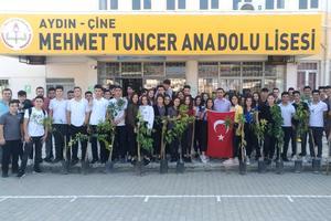 Çine Mehmet Tuncer Anadolu Lisesi 12. sınıf öğrencileri Barış Pınarı Harekatı'nda şehit olan askerler anısına ağaç fidanı dikti.