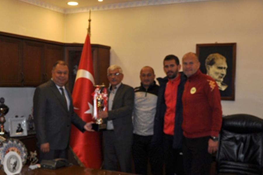 Aydın Amatör Süper Lig 2. Grubunu lider olarak tamamlayan Çine Madranspor yönetici ve antrenörleri, Çine Belediye Başkanı Enver Salih Dinçer'i şampiyonluk kupası ile birlikte makamında ziyaret etti.