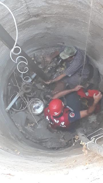 Aydın’ın Çine ilçesinde 10 metre derinliğindeki boş su kuyusuna düşen kişi, itfaiye ekipleri tarafından kurtarıldı.
  ( Aydın İtfaiyesi - Anadolu Ajansı )