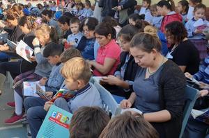 Çine Hüseyin Özkan İlkokulu'nda kitap okuma alışkanlığı kazanma amacıyla tüm öğrencilerin katılımı ile kitap okuma etkinliği gerçekleştirildi, etkinliğe öğrenci velileri de katıldı.