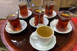 Çine’de faaliyet gösteren çay ocağı ve kahvehane işletmecilerinin talebi üzerine, Esnaf Odası tarafından çay ve kahve fiyatlarına zam yapıldı. Buna göre, 1 lira 50 kuruş olan çay 2 lira, 2 lira 50 kuruşa satılan kahve de 4 lira oldu.