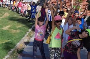 Çine Atatürk İlkokulu öğrencileri sağlıklı yaşamak için sporun ve fiziksel etkinliklerin önemine dikkat çekmek amacıyla yürüyüş düzenledi.